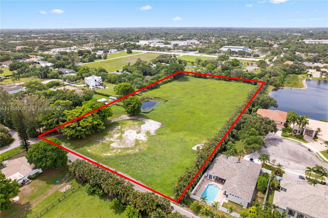 На продажу: $3,650,000 (5.00 acres)