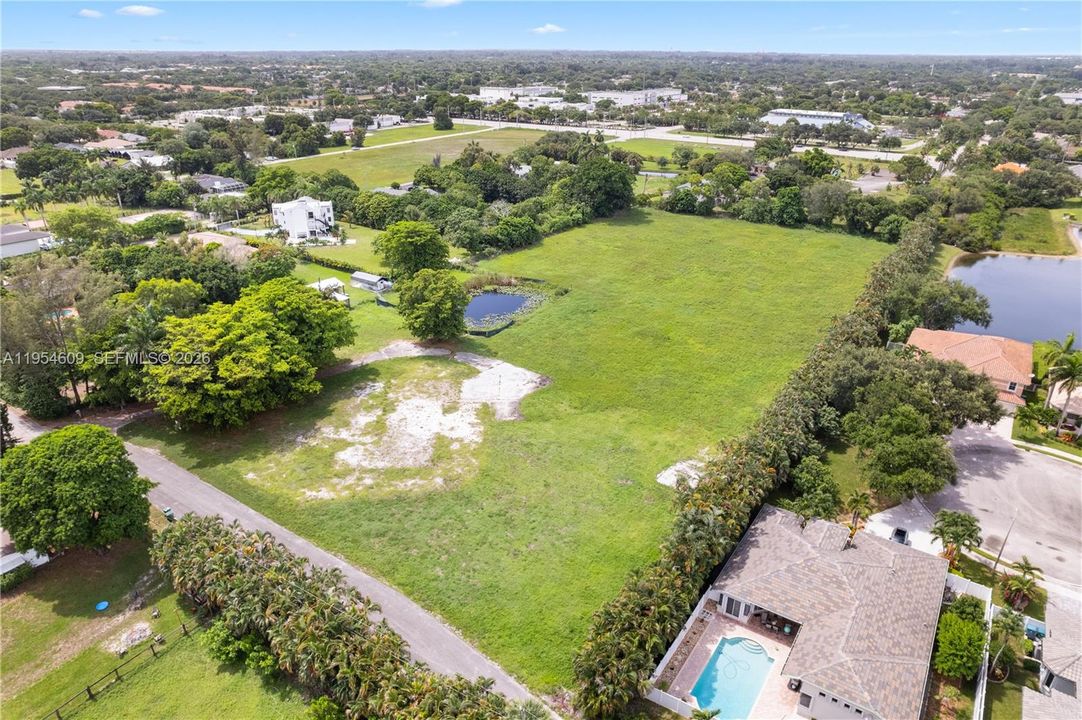 На продажу: $3,650,000 (5.00 acres)