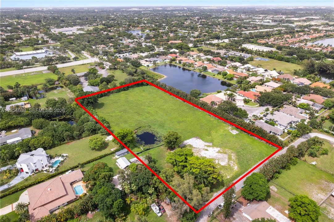 На продажу: $3,650,000 (5.00 acres)