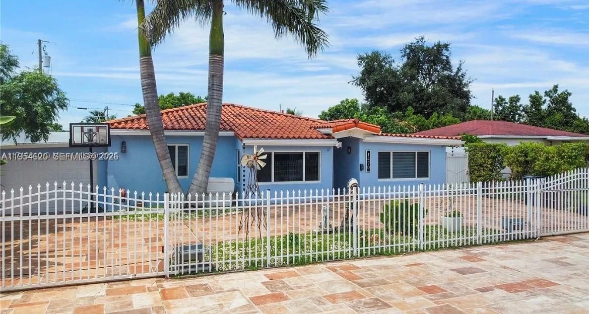 For Sale: $775,000 (5 beds, 4 baths, 2285 Square Feet)