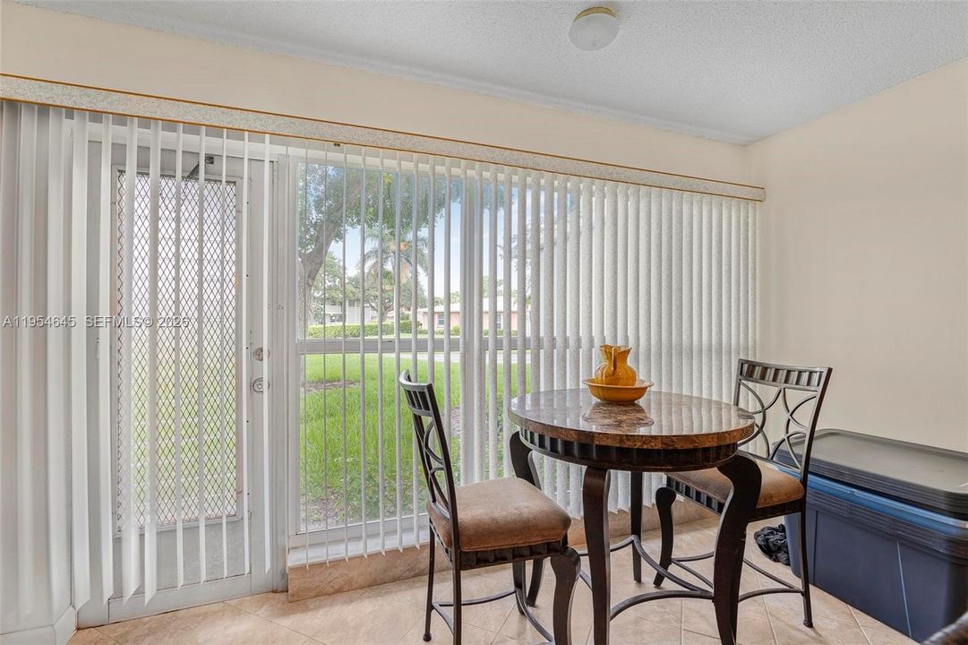 На продажу: $164,900 (2 спален, 2 ванн, 1148 Квадратных фут)