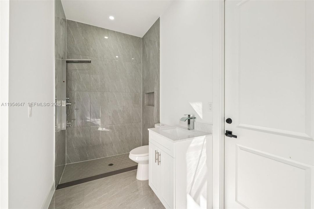 Recently Sold: $240,000 (3 beds, 3 baths, 1055 Square Feet)