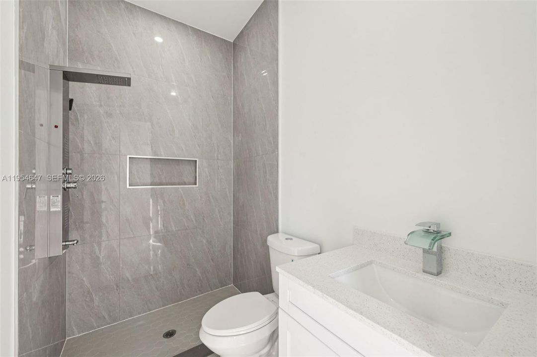 Recently Sold: $240,000 (3 beds, 3 baths, 1055 Square Feet)