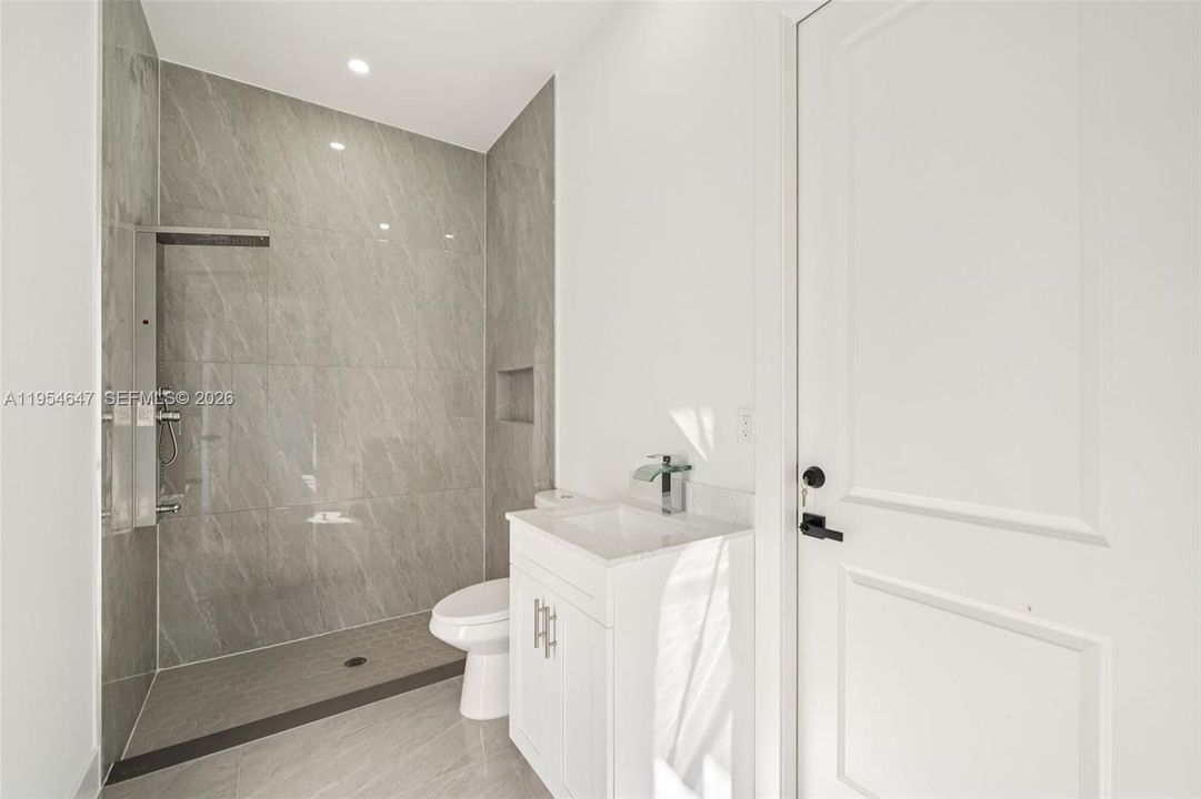 Recently Sold: $240,000 (3 beds, 3 baths, 1055 Square Feet)