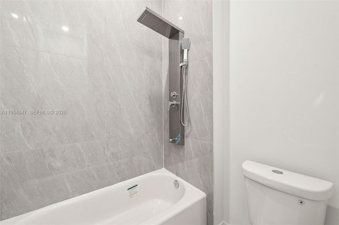 Recently Sold: $240,000 (3 beds, 3 baths, 1055 Square Feet)