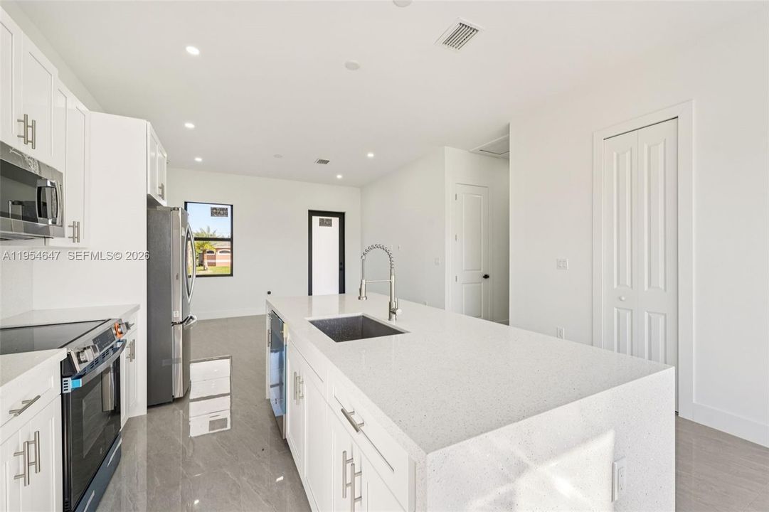 Recently Sold: $240,000 (3 beds, 3 baths, 1055 Square Feet)