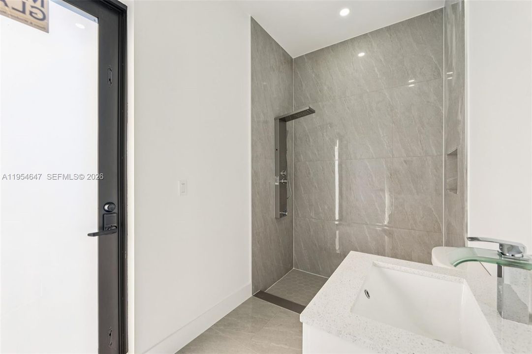 Recently Sold: $240,000 (3 beds, 3 baths, 1055 Square Feet)