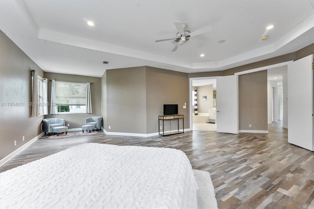 Recently Sold: $1,088,000 (6 beds, 4 baths, 3652 Square Feet)