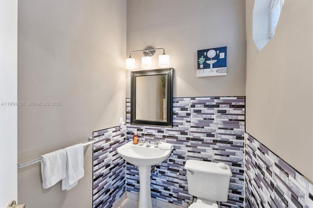 Recently Sold: $1,088,000 (6 beds, 4 baths, 3652 Square Feet)