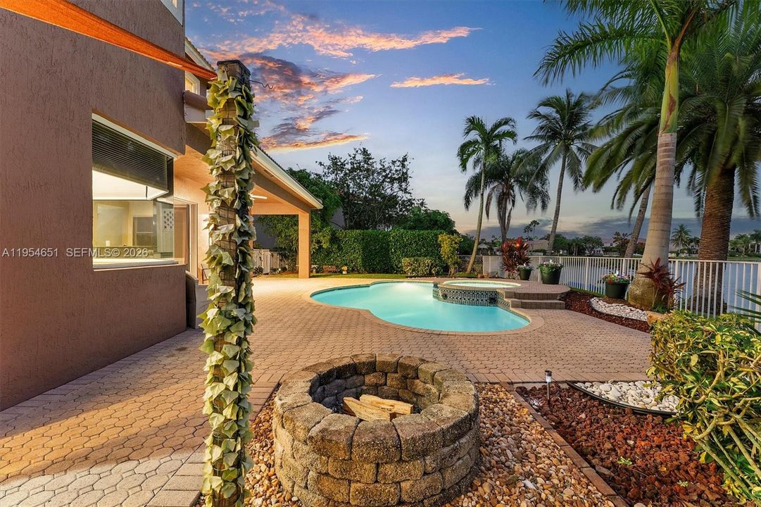 Recently Sold: $1,088,000 (6 beds, 4 baths, 3652 Square Feet)