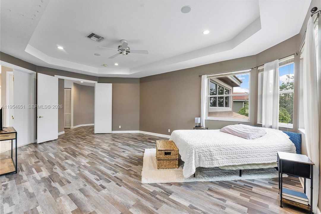 Recently Sold: $1,088,000 (6 beds, 4 baths, 3652 Square Feet)