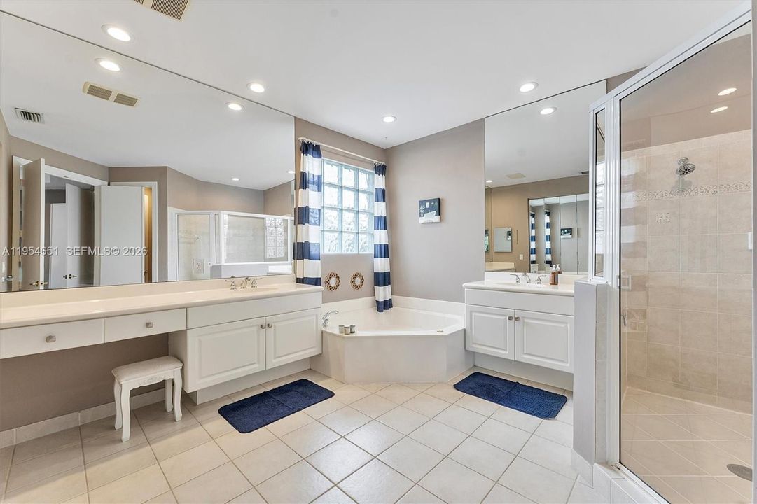 Recently Sold: $1,088,000 (6 beds, 4 baths, 3652 Square Feet)