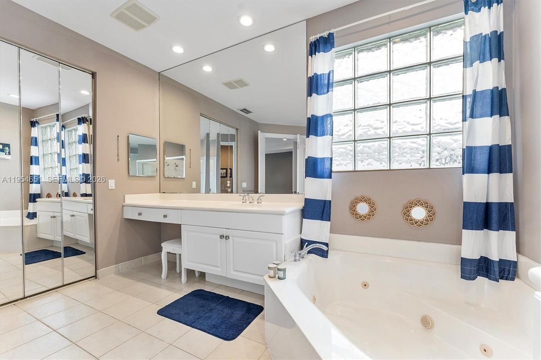 Recently Sold: $1,088,000 (6 beds, 4 baths, 3652 Square Feet)