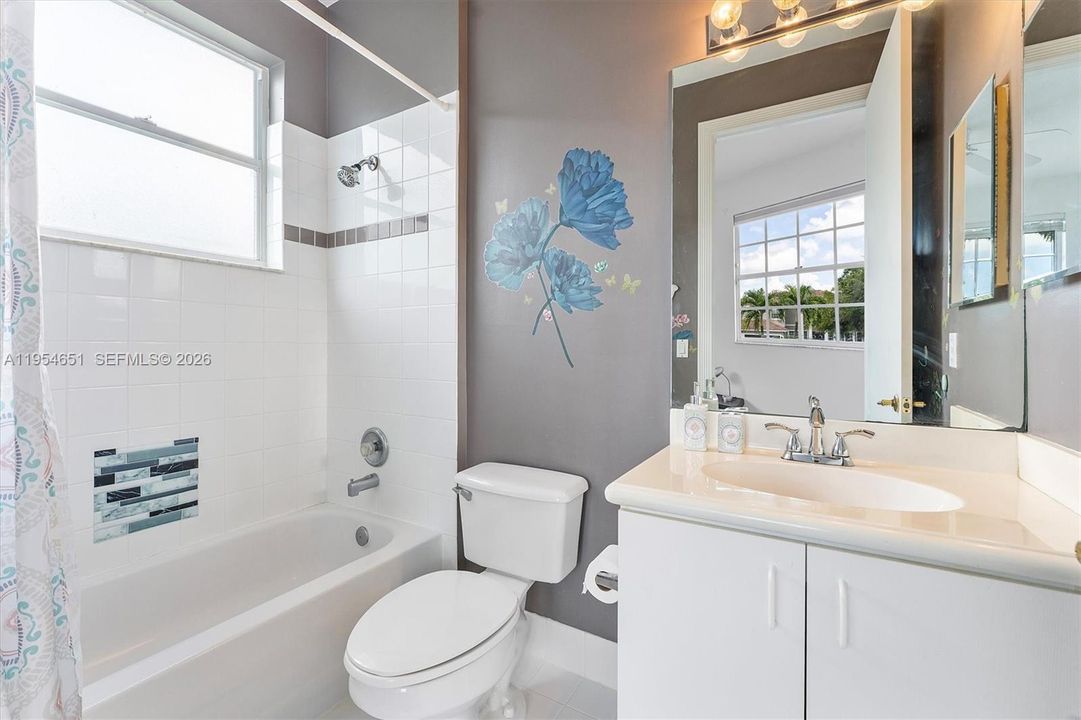 Recently Sold: $1,088,000 (6 beds, 4 baths, 3652 Square Feet)