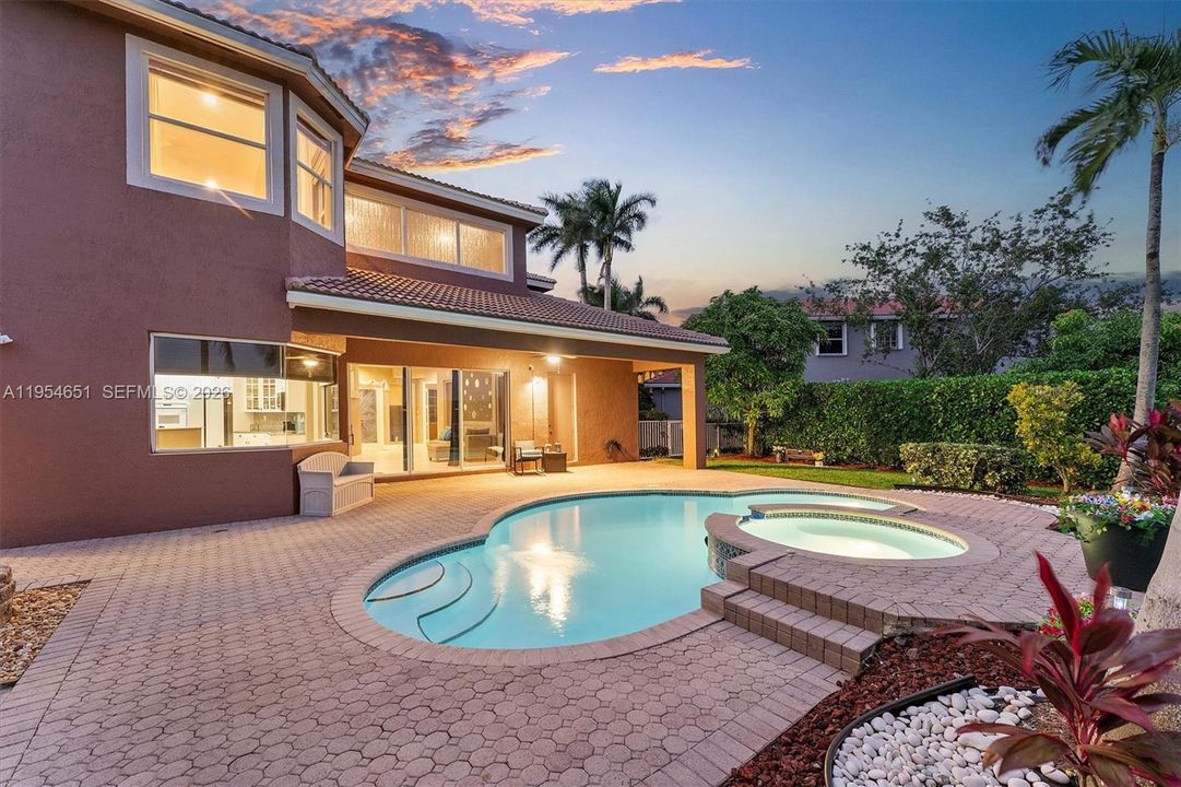 Recently Sold: $1,088,000 (6 beds, 4 baths, 3652 Square Feet)