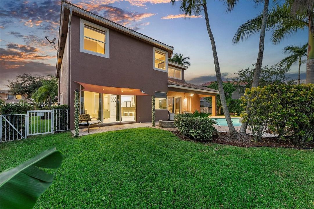 Recently Sold: $1,088,000 (6 beds, 4 baths, 3652 Square Feet)