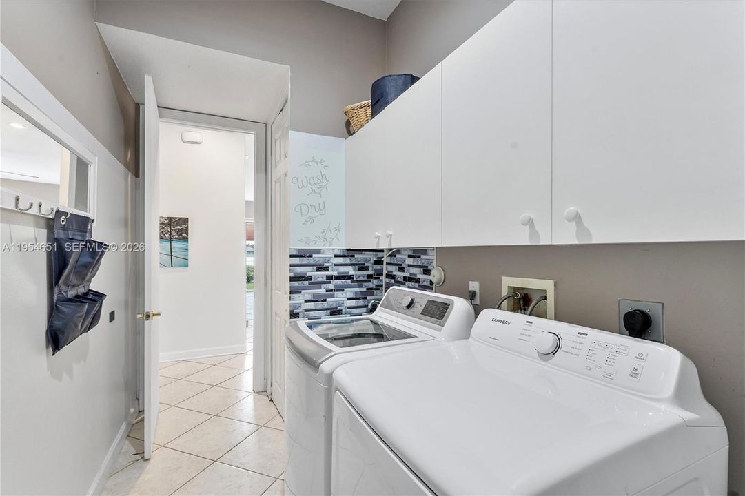 Recently Sold: $1,088,000 (6 beds, 4 baths, 3652 Square Feet)