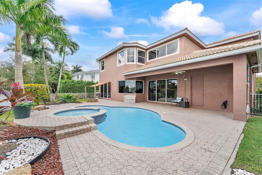 Recently Sold: $1,088,000 (6 beds, 4 baths, 3652 Square Feet)