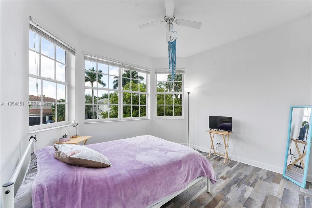 Recently Sold: $1,088,000 (6 beds, 4 baths, 3652 Square Feet)