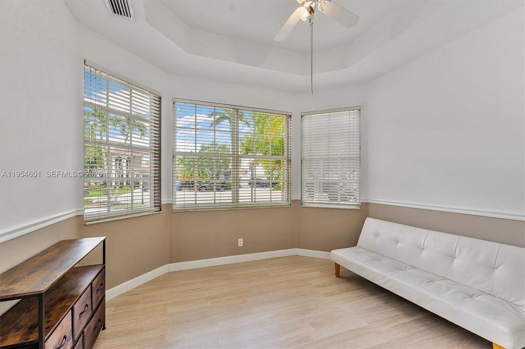 Recently Sold: $1,088,000 (6 beds, 4 baths, 3652 Square Feet)