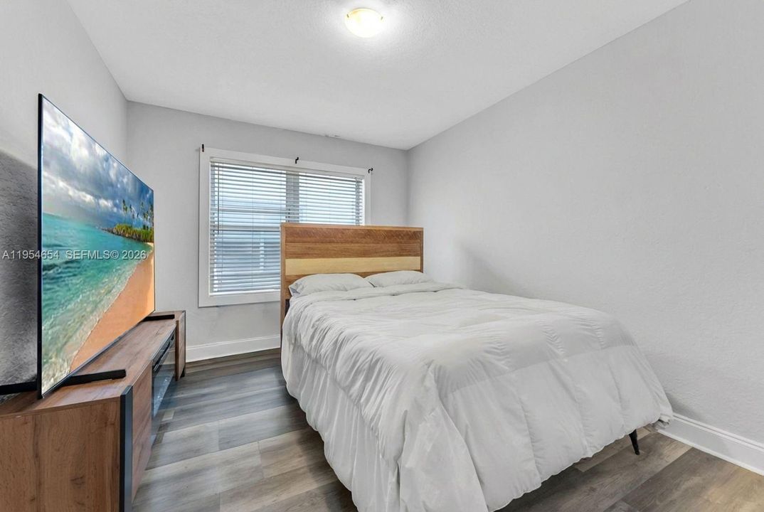 For Sale: $230,000 (1 beds, 1 baths, 592 Square Feet)