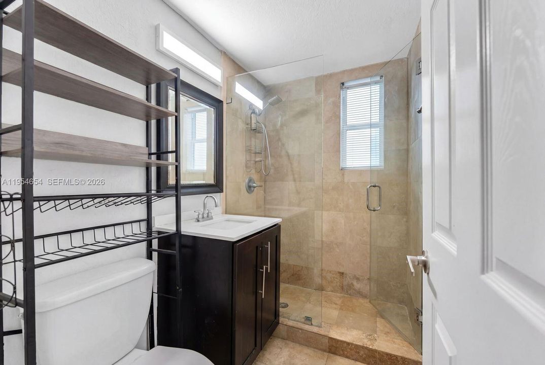 For Sale: $230,000 (1 beds, 1 baths, 592 Square Feet)