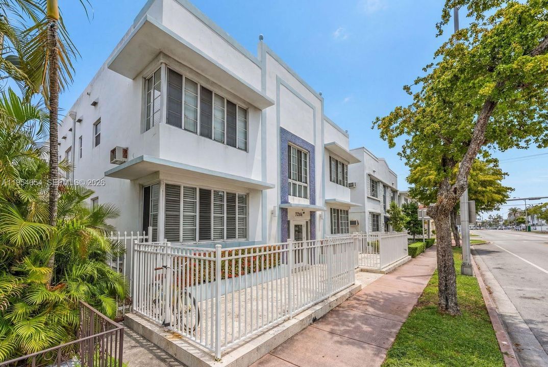 For Sale: $230,000 (1 beds, 1 baths, 592 Square Feet)