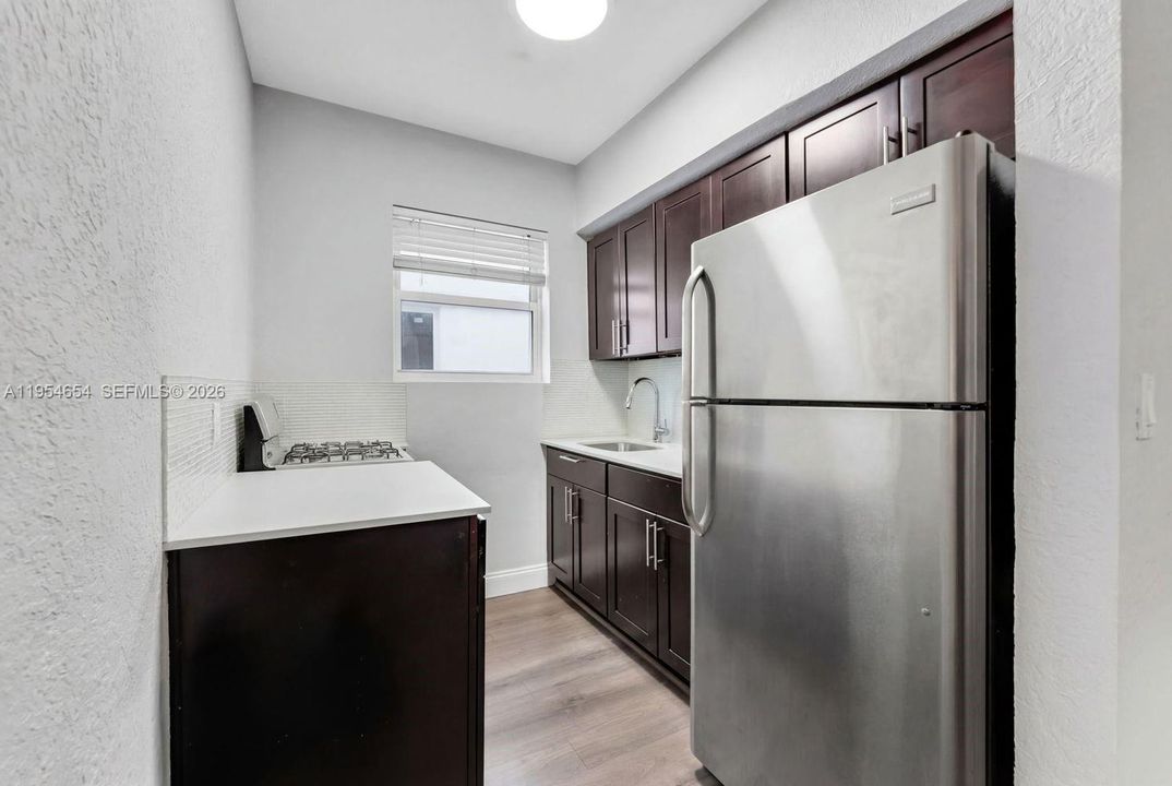For Sale: $230,000 (1 beds, 1 baths, 592 Square Feet)