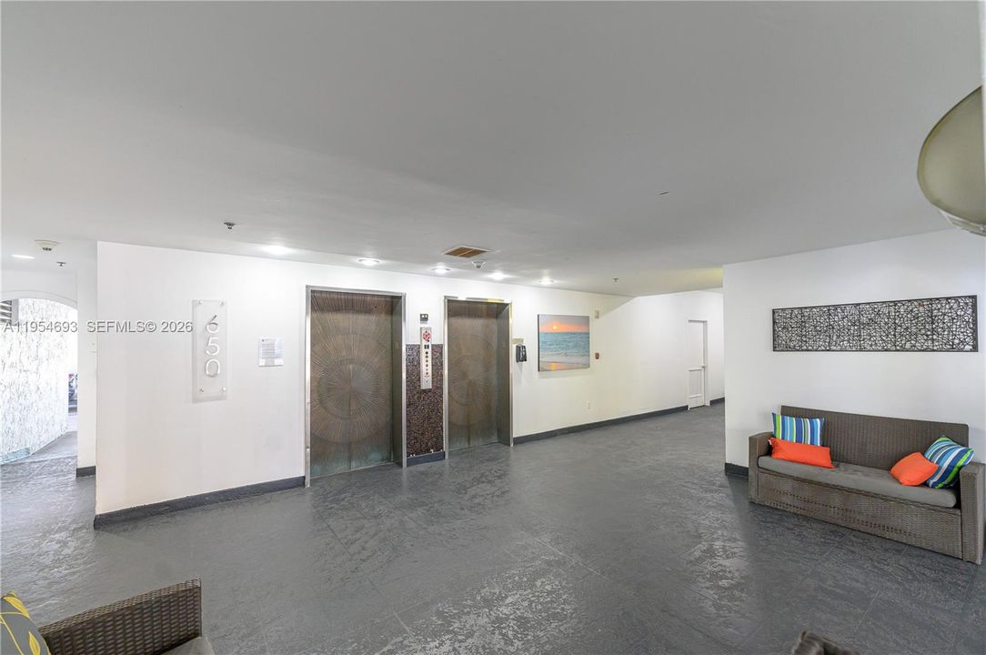 For Sale: $350,000 (1 beds, 1 baths, 770 Square Feet)
