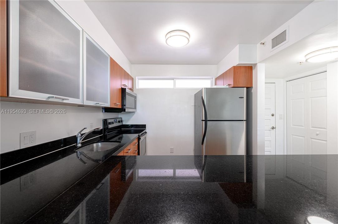For Sale: $350,000 (1 beds, 1 baths, 770 Square Feet)