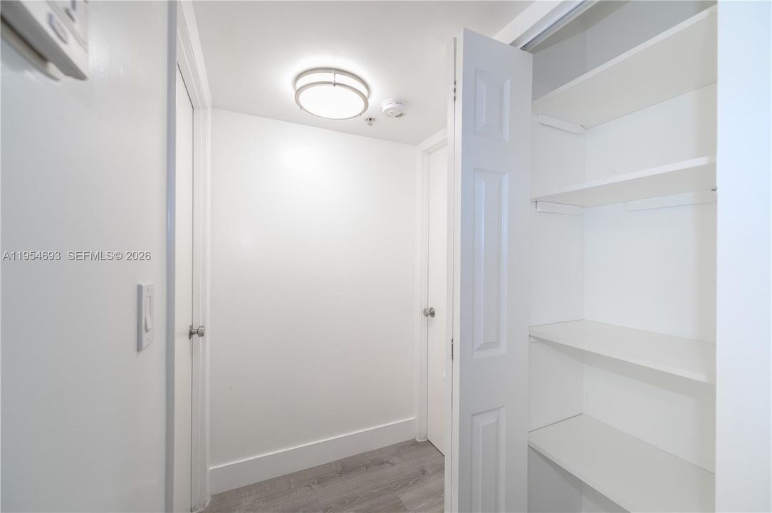For Sale: $350,000 (1 beds, 1 baths, 770 Square Feet)