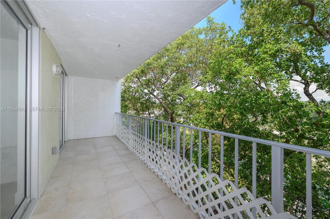 For Sale: $350,000 (1 beds, 1 baths, 770 Square Feet)