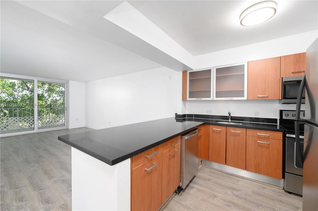 For Sale: $350,000 (1 beds, 1 baths, 770 Square Feet)