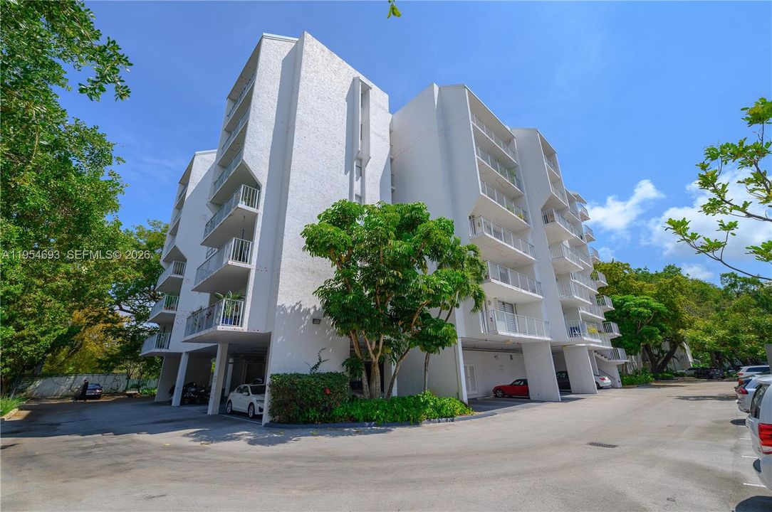 For Sale: $350,000 (1 beds, 1 baths, 770 Square Feet)