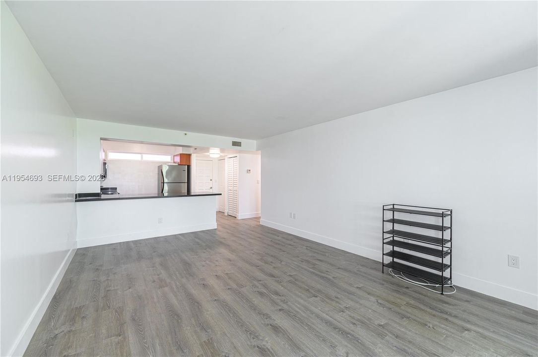 For Sale: $350,000 (1 beds, 1 baths, 770 Square Feet)