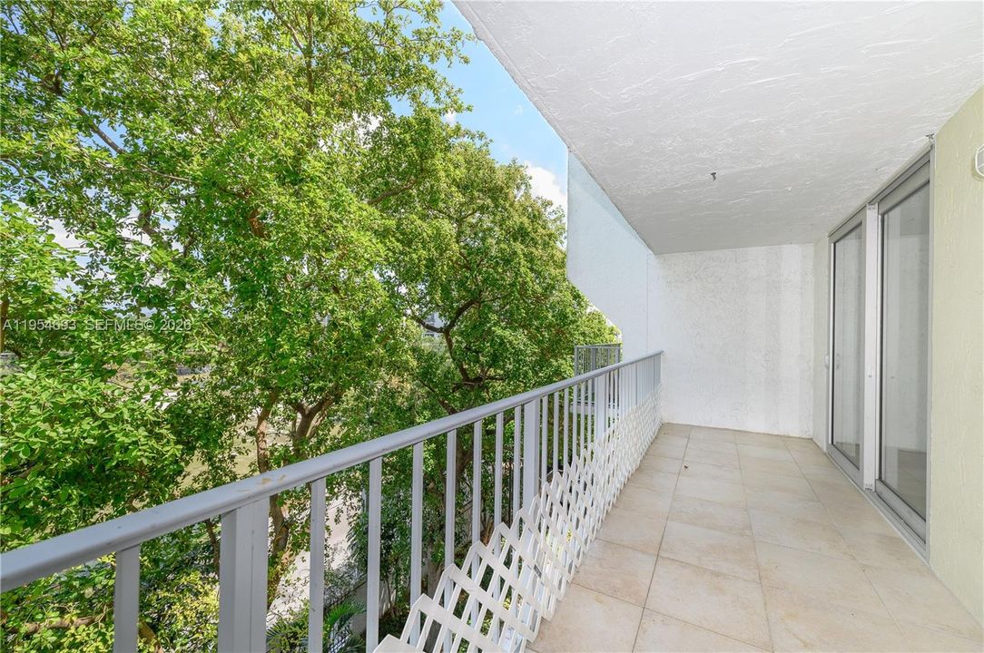 For Sale: $350,000 (1 beds, 1 baths, 770 Square Feet)