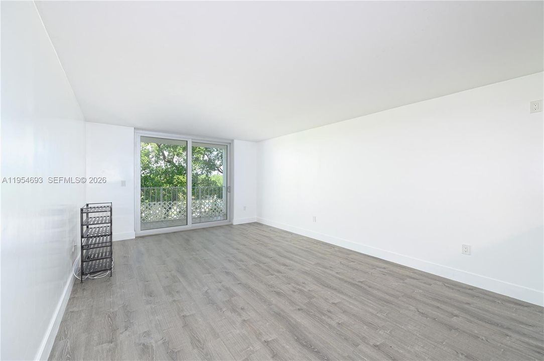 For Sale: $350,000 (1 beds, 1 baths, 770 Square Feet)