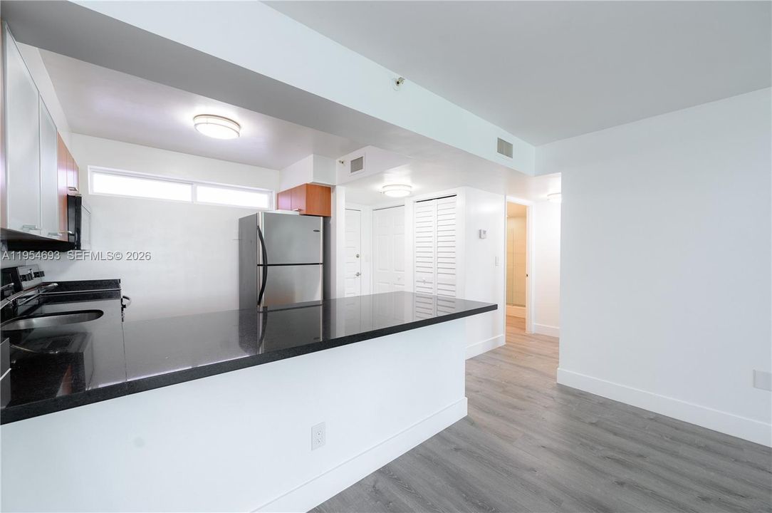 For Sale: $350,000 (1 beds, 1 baths, 770 Square Feet)