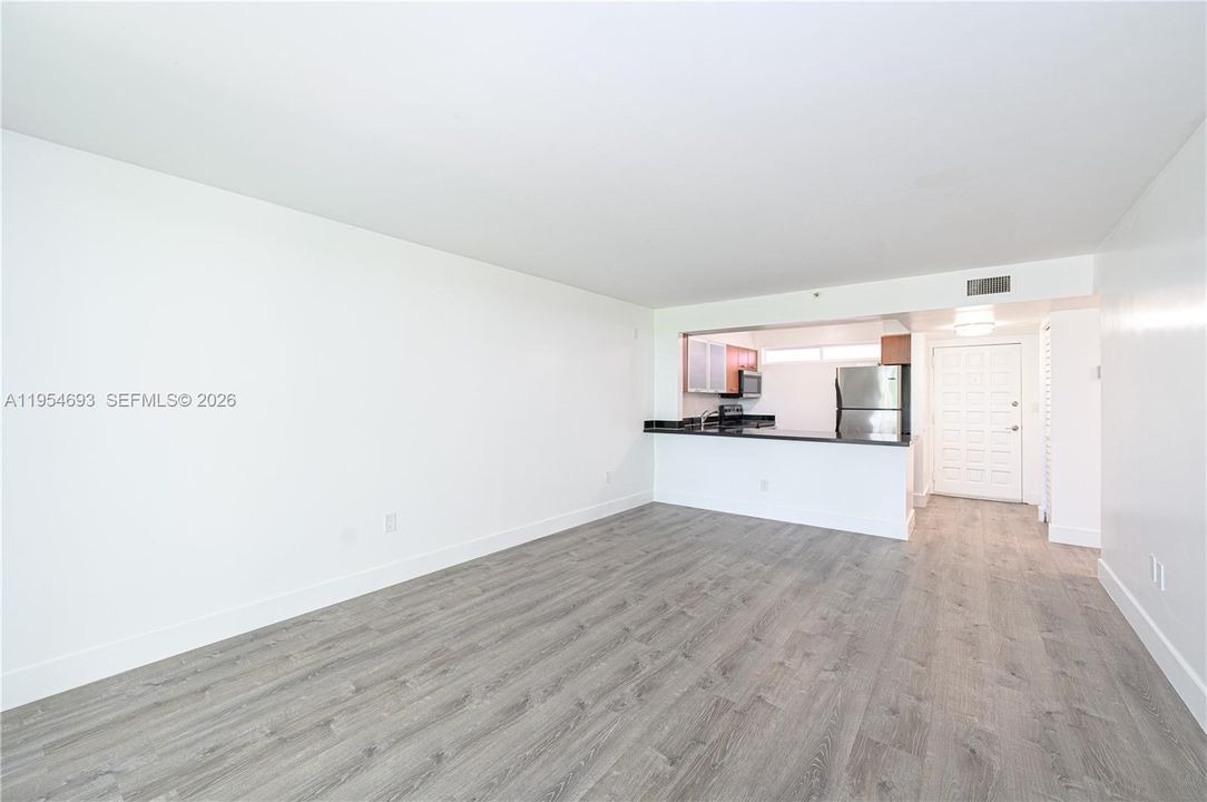 For Sale: $350,000 (1 beds, 1 baths, 770 Square Feet)