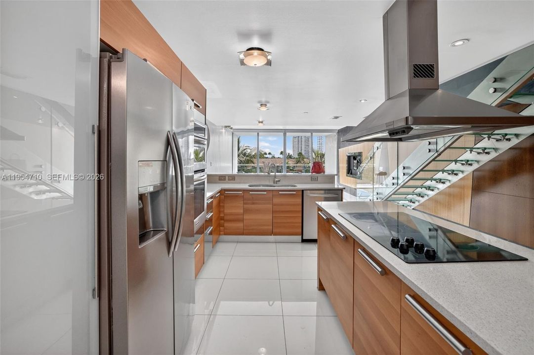 For Sale: $750,000 (2 beds, 3 baths, 1552 Square Feet)