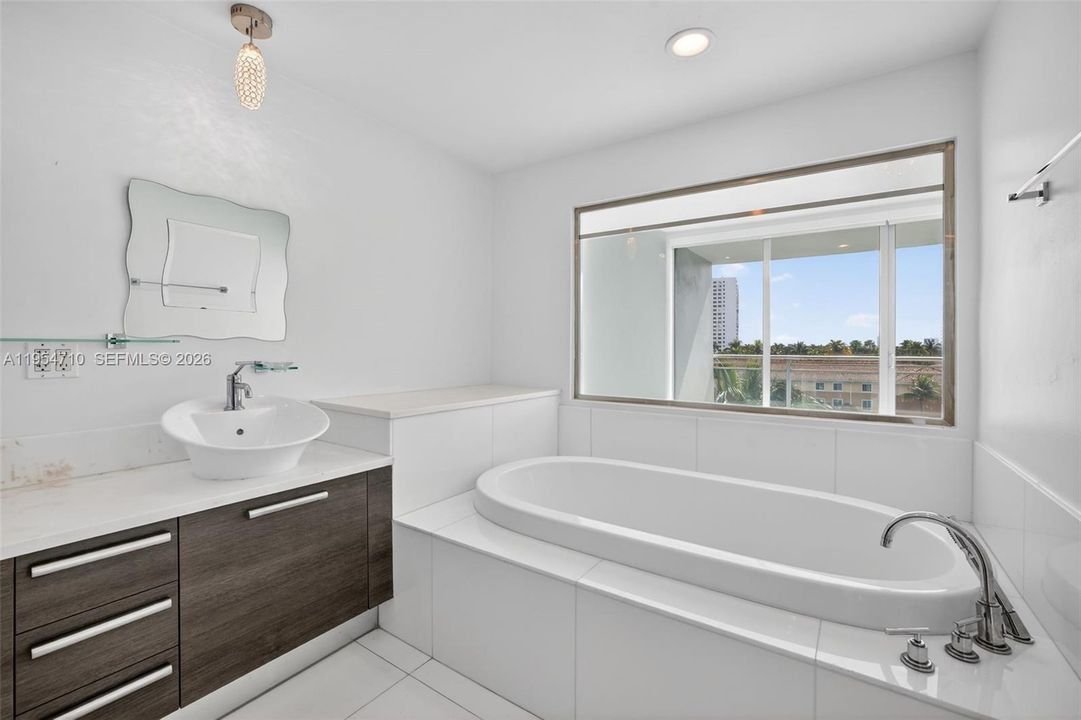 For Sale: $750,000 (2 beds, 3 baths, 1552 Square Feet)