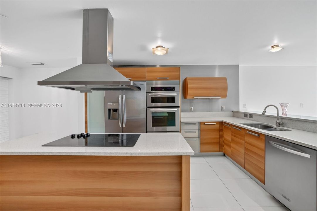For Sale: $750,000 (2 beds, 3 baths, 1552 Square Feet)