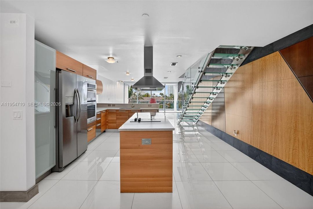 For Sale: $750,000 (2 beds, 3 baths, 1552 Square Feet)