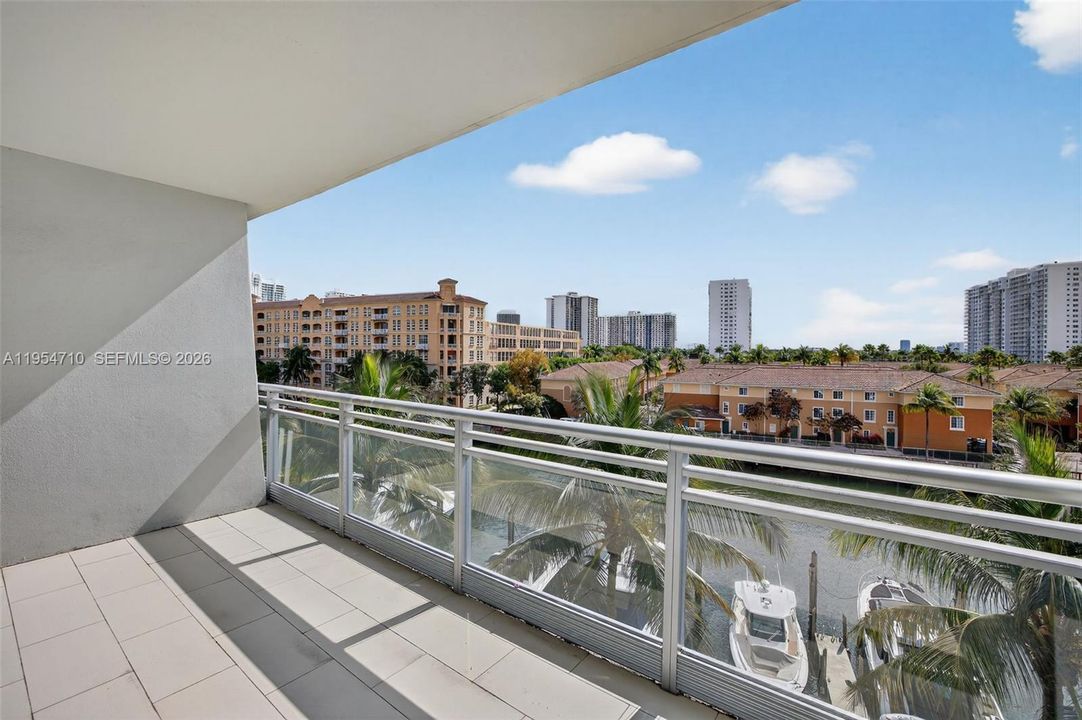 For Sale: $750,000 (2 beds, 3 baths, 1552 Square Feet)