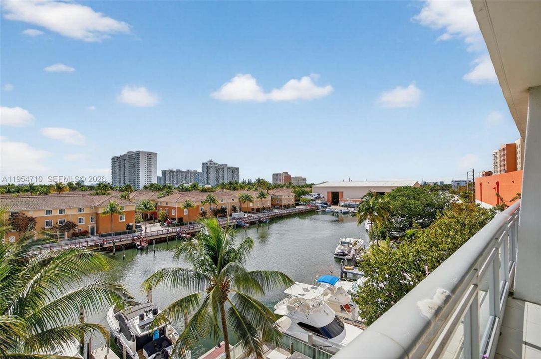 For Sale: $750,000 (2 beds, 3 baths, 1552 Square Feet)