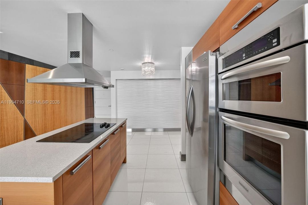 For Sale: $750,000 (2 beds, 3 baths, 1552 Square Feet)
