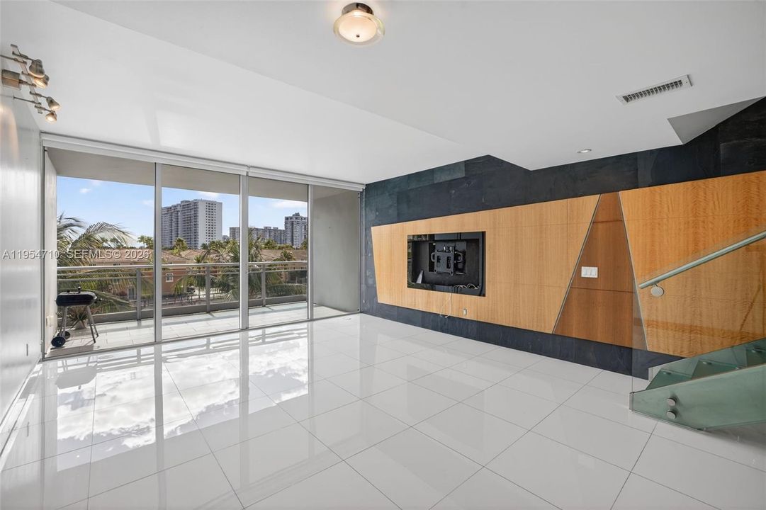 For Sale: $750,000 (2 beds, 3 baths, 1552 Square Feet)