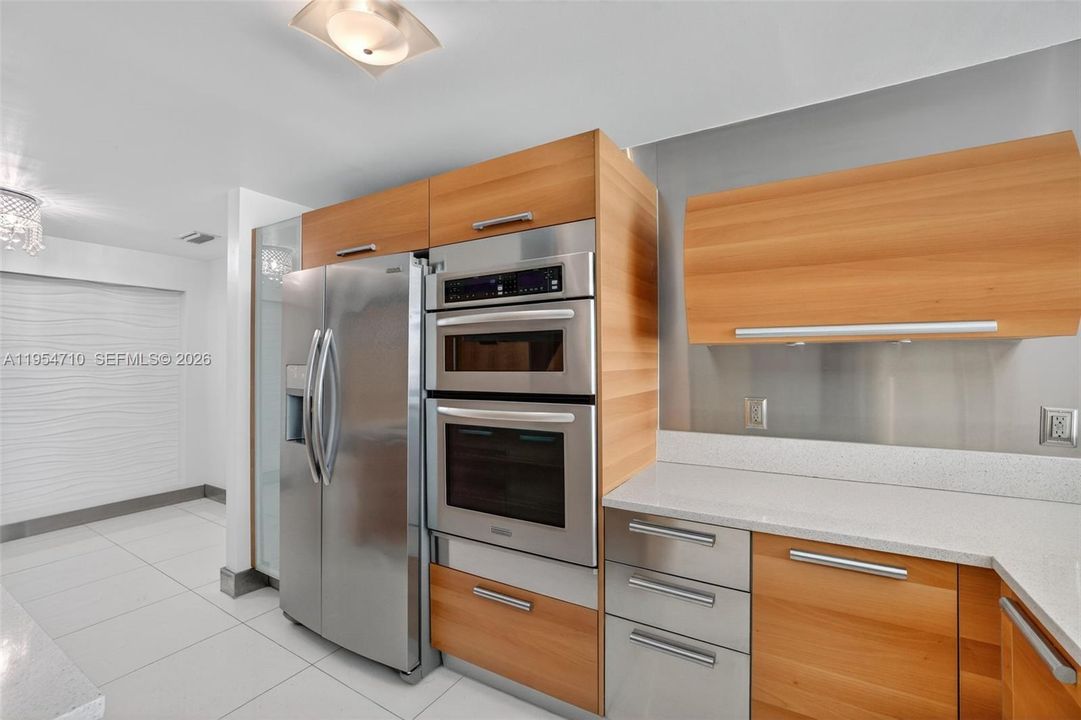 For Sale: $750,000 (2 beds, 3 baths, 1552 Square Feet)