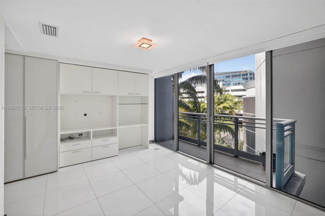 For Sale: $750,000 (2 beds, 3 baths, 1552 Square Feet)