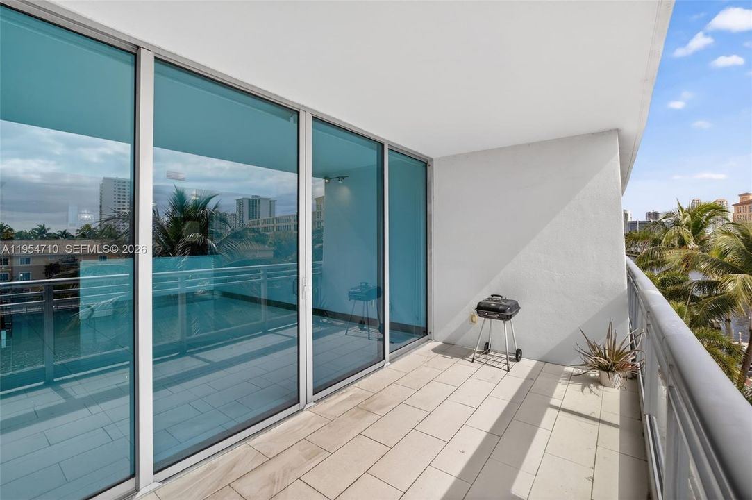 For Sale: $750,000 (2 beds, 3 baths, 1552 Square Feet)